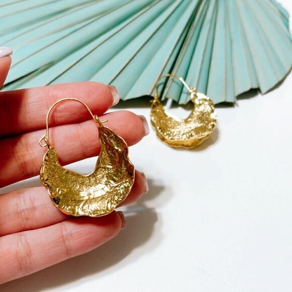 Zara Jewelry - Crescent moon earrings S85